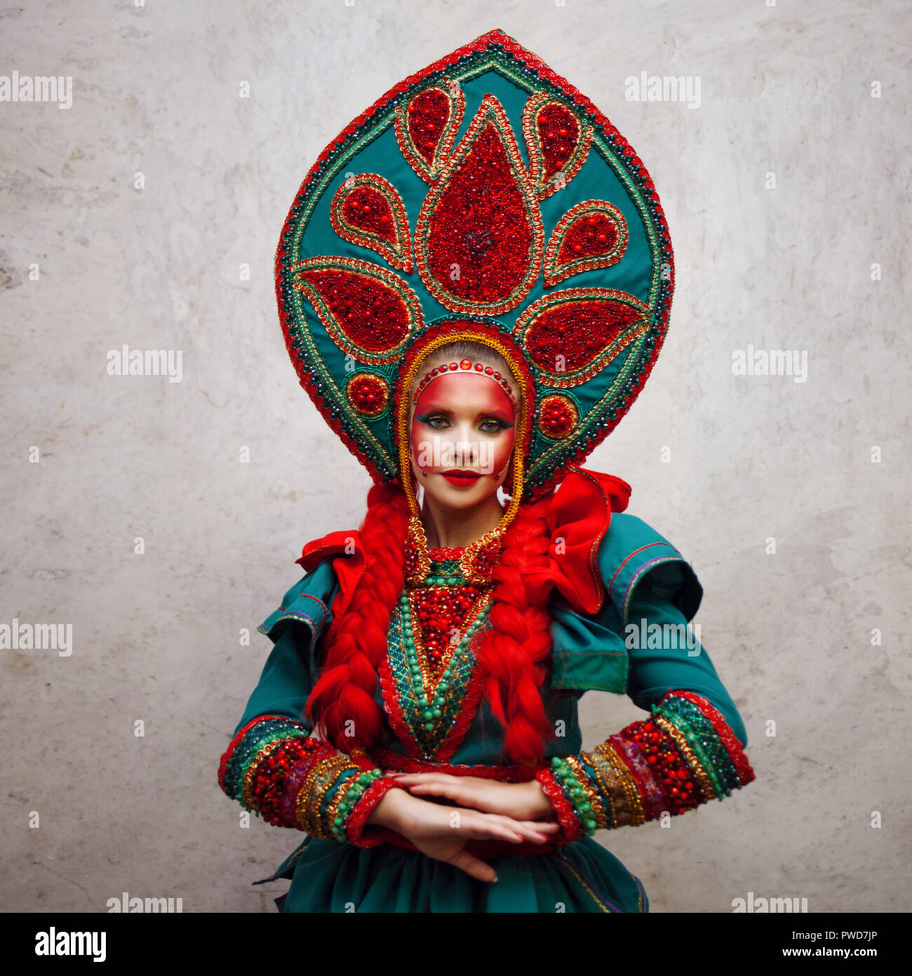 Ragazza in un copricapo. Ritratto di una giovane e bella donna in una  stilizzata tuta russo Foto stock - Alamy