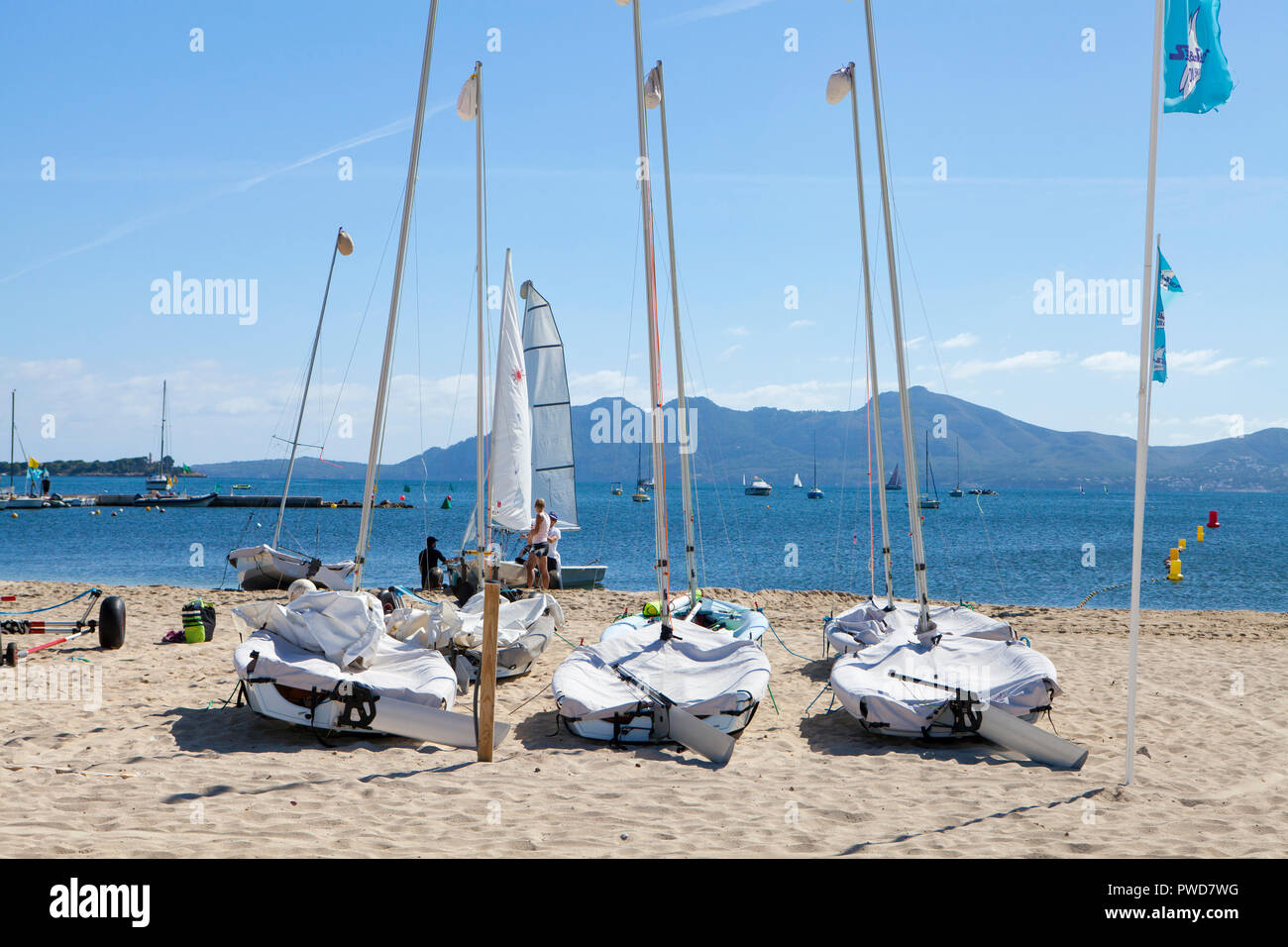 PORT DE Pollenca, Maiorca, SPAGNA - Settembre28th, 2018: barche sulla spiaggia di sabbia di Port de Pollenca Foto Stock