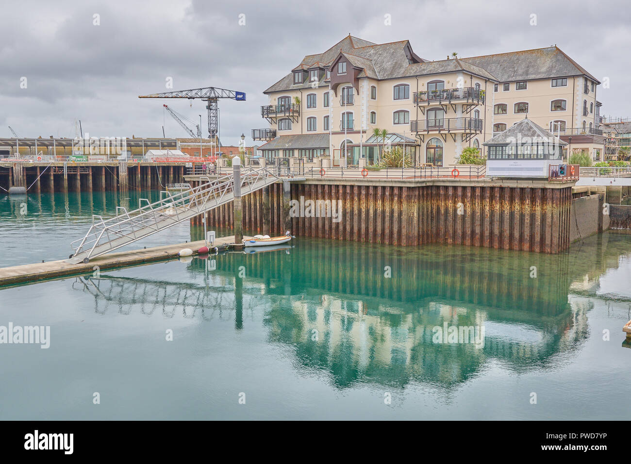 Blocco di appartamenti accanto al porto di Falmouth, Cornwall, Inghilterra. Foto Stock