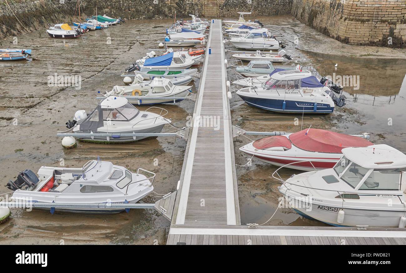 Barche a motore ormeggiata in porto interno di Colchester, Inghilterra, con il fiume di marea Fal. Foto Stock