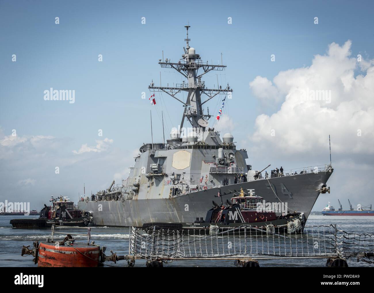 180910-N-MW694-0146 NORFOLK (sett. 10, 2018) le visite-missile destroyer USS McFaul (DDG 74) si diparte Naval Station Norfolk in preparazione per l'uragano di Firenze, 11 settembre 2018. Il comandante, U.S. Le forze della flotta il comando ordinato tutte le navi della Marina Militare in Hampton Roads Area a sortie sul Sett. 10, 2018 precedendo di uragano Firenze. Ci sono quasi 30 navi preparando per arrivare in corso dalla stazione navale di Norfolk e giunto di base Expeditionary Little Creek come uragano Florence è previsto per portare il forte vento e pioggia per il litorale atlantico centrale. Le navi saranno indirizzati a settori dell'Atlantico dove essi wi Foto Stock