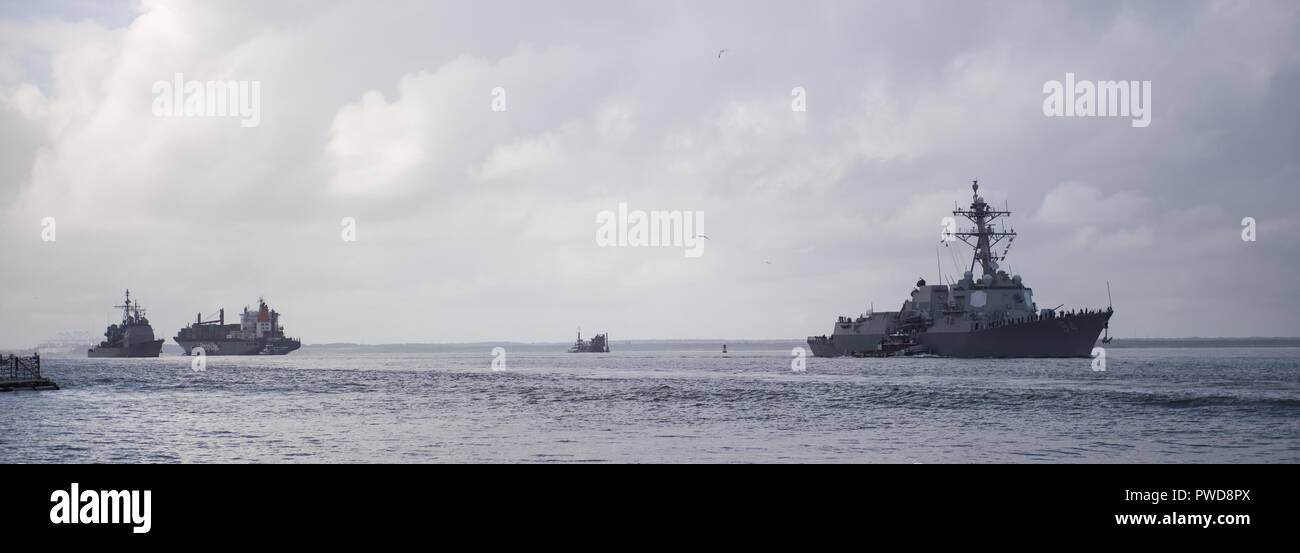 180910-N-VC599-004 NORFOLK (sett. 10, 2018) le visite-missile destroyer USS Nitze (DDG 94), anteriore e le visite-missili cruiser USS Leyte golfo (CG 55) si dipartono Naval Station Norfolk dopo l annuncio della condizione Sortie Alfa davanti a uragano Florence, Sett. 10, 2018, 10 settembre 2018. Il comandante, U.S. Le forze della flotta il comando ordinati tutti gli Stati Uniti Navi della Marina Militare in Hampton Roads Area a sortie sul Sett. 10, precedendo di uragano Firenze. Ci sono quasi 30 navi preparando per arrivare in corso dalla stazione navale di Norfolk e giunto di base Expeditionary Little Creek come uragano Florence è prevista in Foto Stock