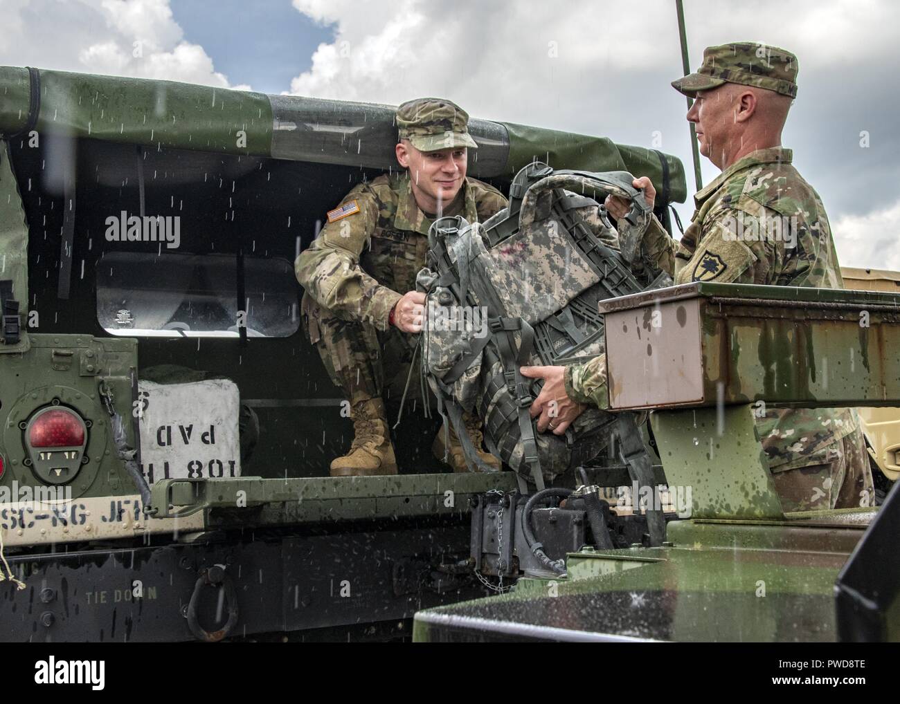 Carolina del Sud nazionale soldati di guardia dal 108th Affari pubblici distacco in Eastover, S.C. ingranaggio di carico in un Humvee in preparazione per il supporto di una partnership agenzie civili e salvaguardare i cittadini dello Stato in anticipo di uragano Florence, 9 settembre 2018, 9 settembre 2018. Circa 1 600 soldati e aviatori sono stati mobilitati per preparare, rispondere e partecipare a sforzi di recupero come progetto forecasters uragano Florence aumenterà in forza con il potenziale per essere una categoria 4 la tempesta e la proiezione di una path per fare approdo vicino al Carolinas e costa est. (U.S. Army Nat Foto Stock