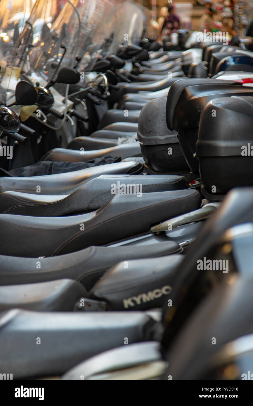 Una fila di motorcyles parcheggiata in Firenze, Italia. Foto Stock