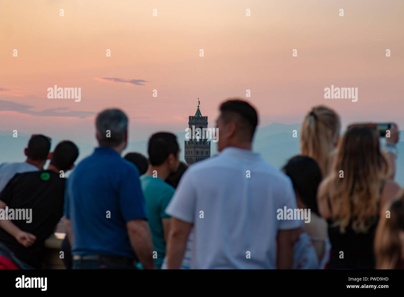 La folla di turisti osservare il tramonto su Firenze dal Piazzale Michelangelo. Foto Stock