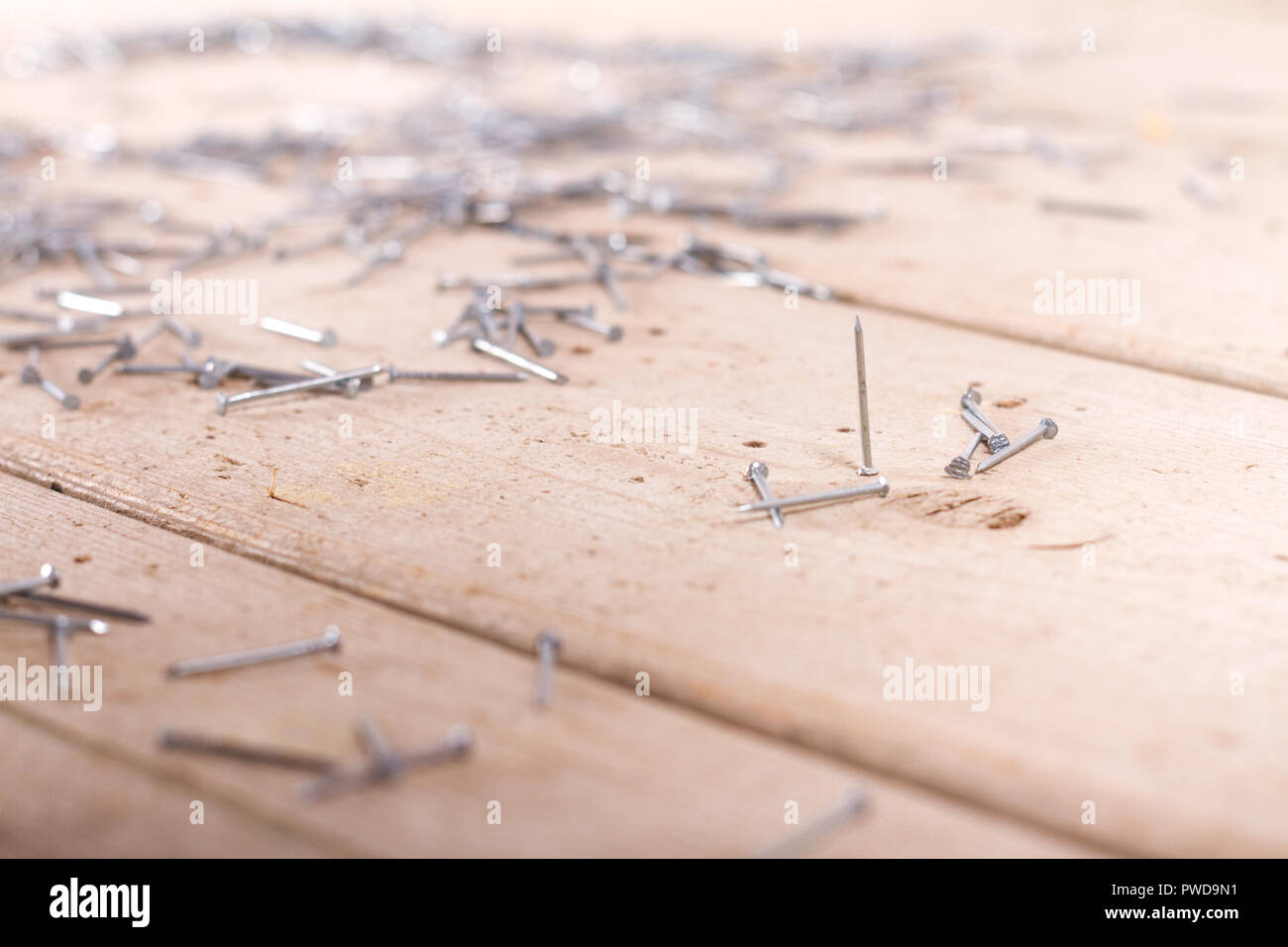 Hardware in legno chiodi sulla superficie ruvida Foto Stock