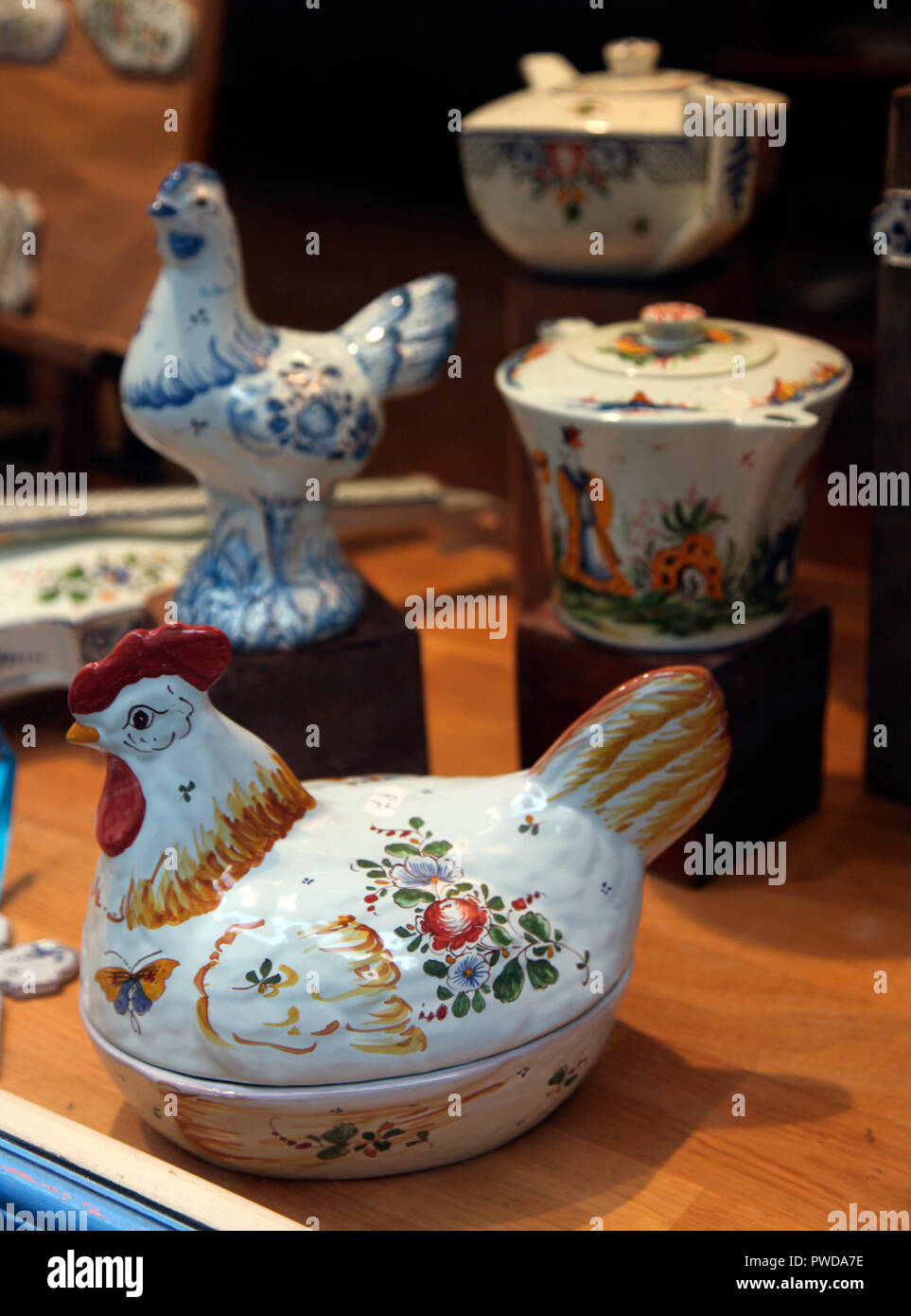 La Normandia tradizionale faience in vendita a Rouen Foto Stock