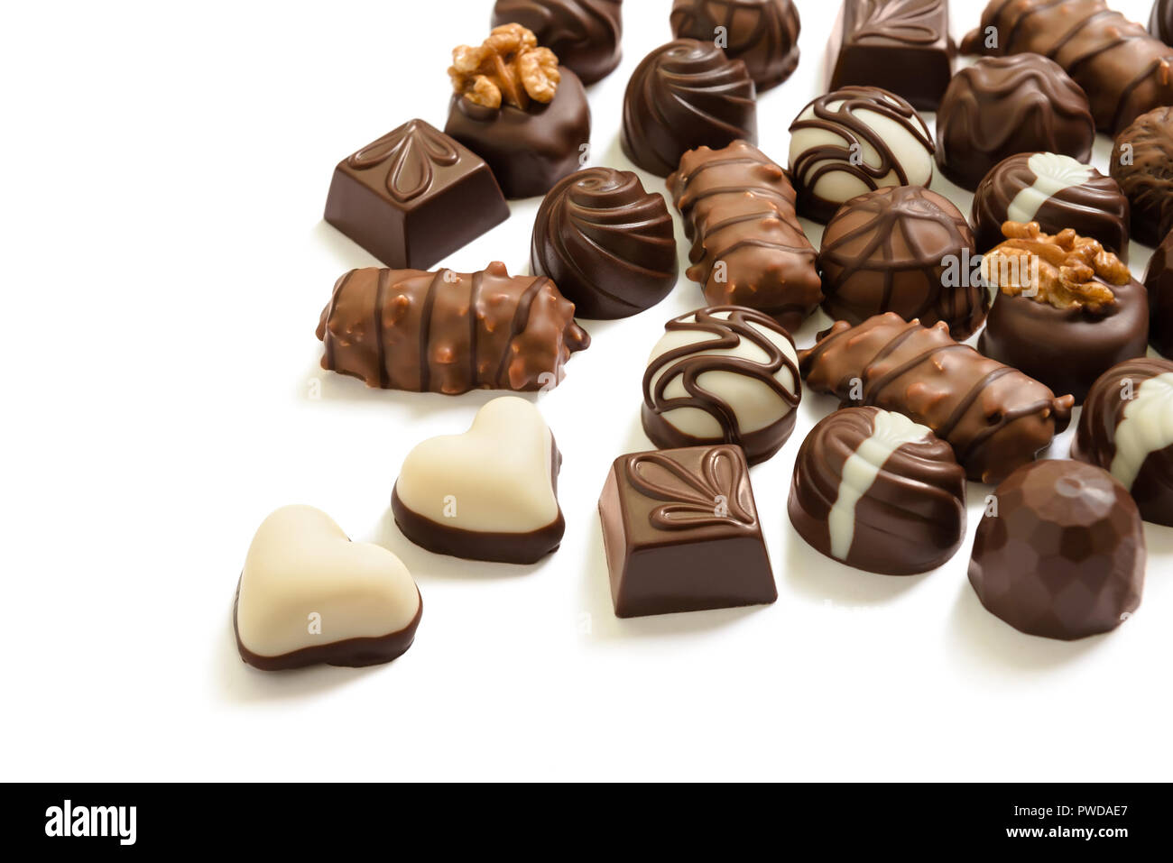 Assortimento di cioccolatini da nero, latte e cioccolato bianco con dadi e  marzapane Foto stock - Alamy