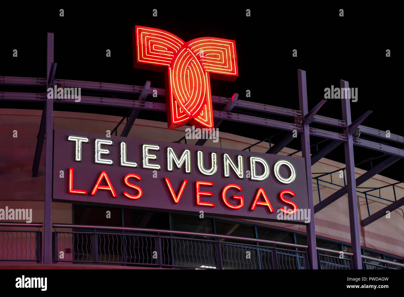 Una scritta al neon per televisiva Telemundo nel centro di Las Vegas. Foto Stock