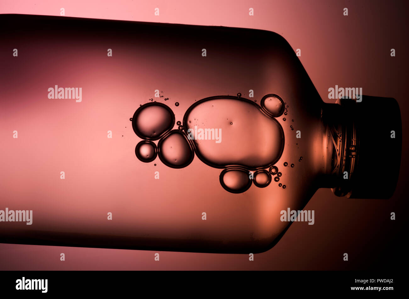 Olio goccia rosa bolle di gocciolamento in una bottiglia, ringiovanimento cellulare, Ruga, Anti invecchiamento, siero, Formula, cosmetici, Tessitura Foto Stock