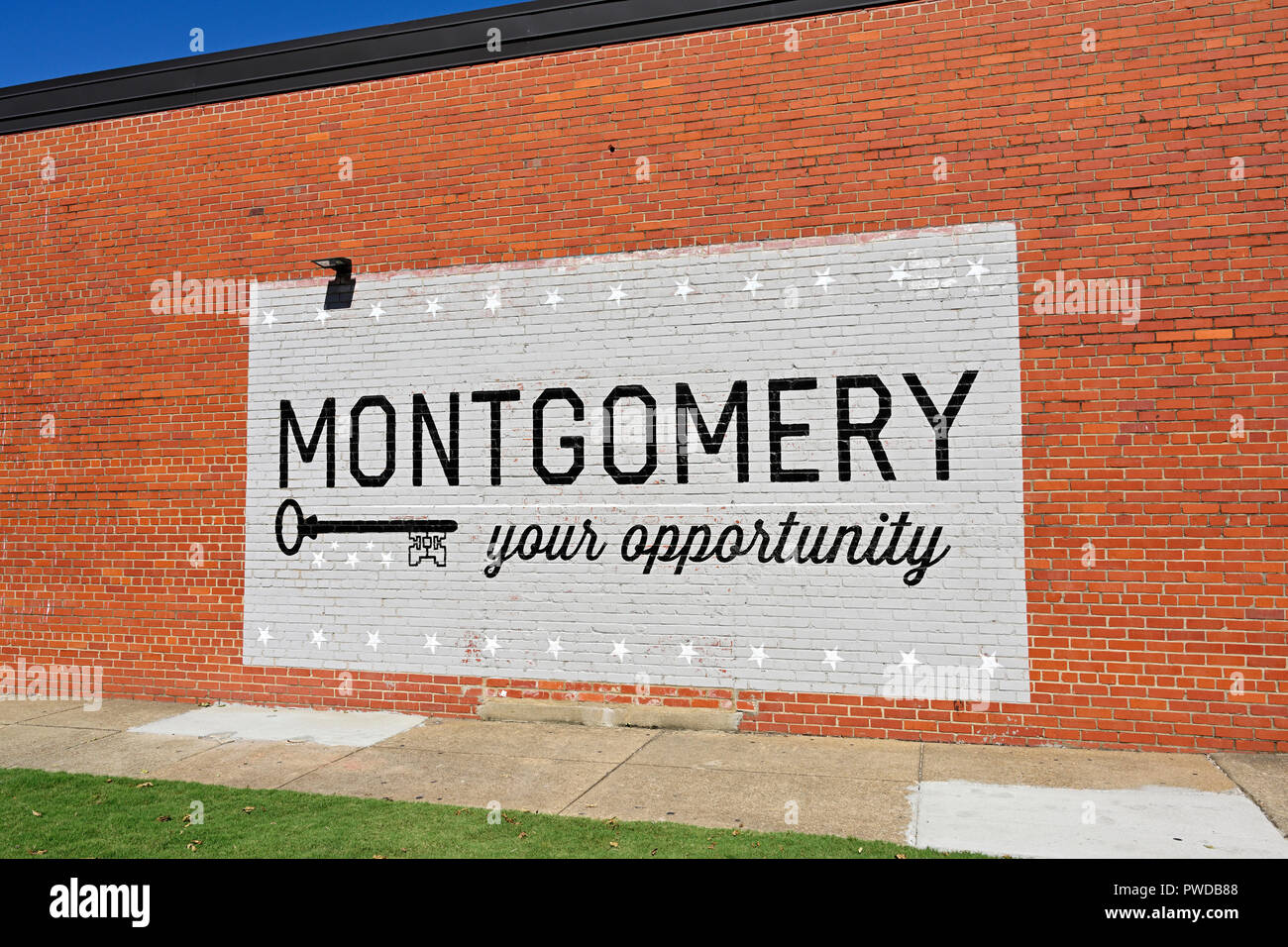 Dipinto di un muro di mattoni segno pubblicità Montgomery in Alabama è la chiave di opportunità. Foto Stock