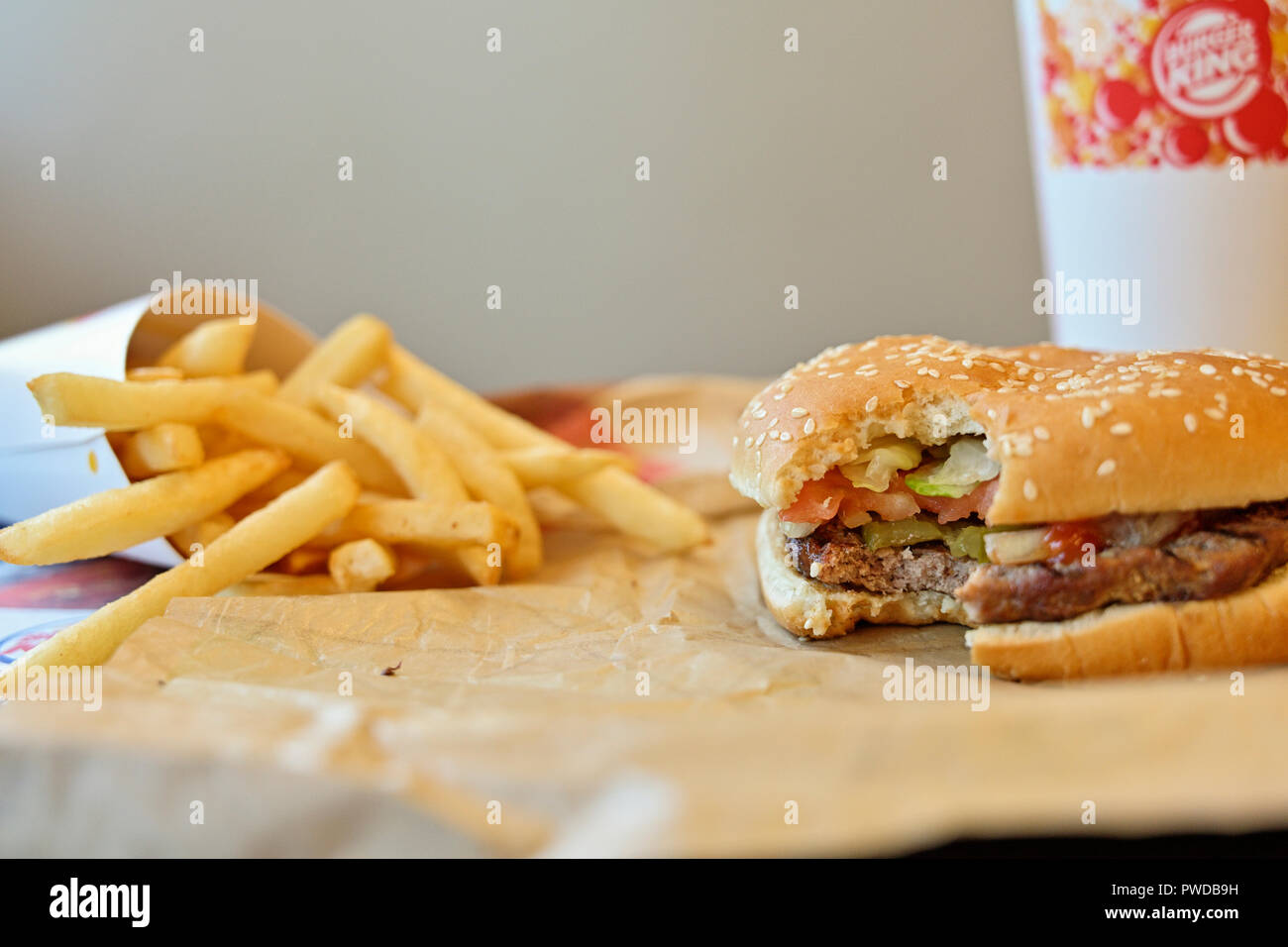 Burger King Whopper hamburger, patatine fritte e bevanda fredda pasto in un ristorante fast food davanzalino. Foto Stock