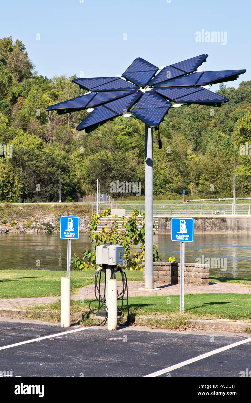 Veicolo elettrico della stazione di carica, Solar Array 'Solar Flair fotovoltaico', Melton Hill Idro Elettrica Dam, progetto di dimostrazione, Melton Hill serbatoio. Foto Stock