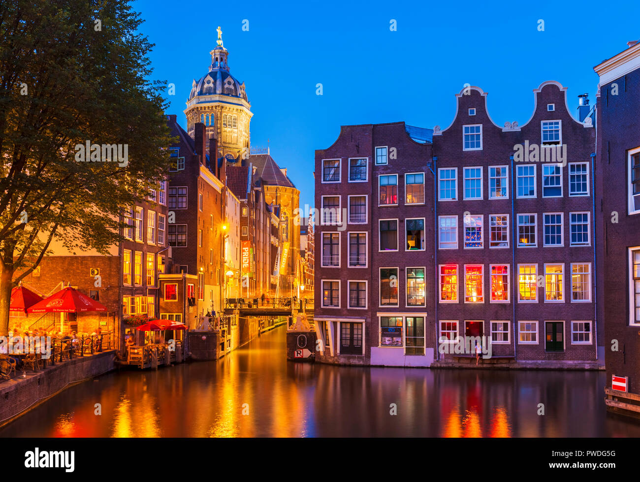 La notte di Amsterdam la cupola della chiesa di San Nicola del Armbrug ponte sul canal Oudezijds Voorburgwal Amsterdam Olanda UE Europa Foto Stock