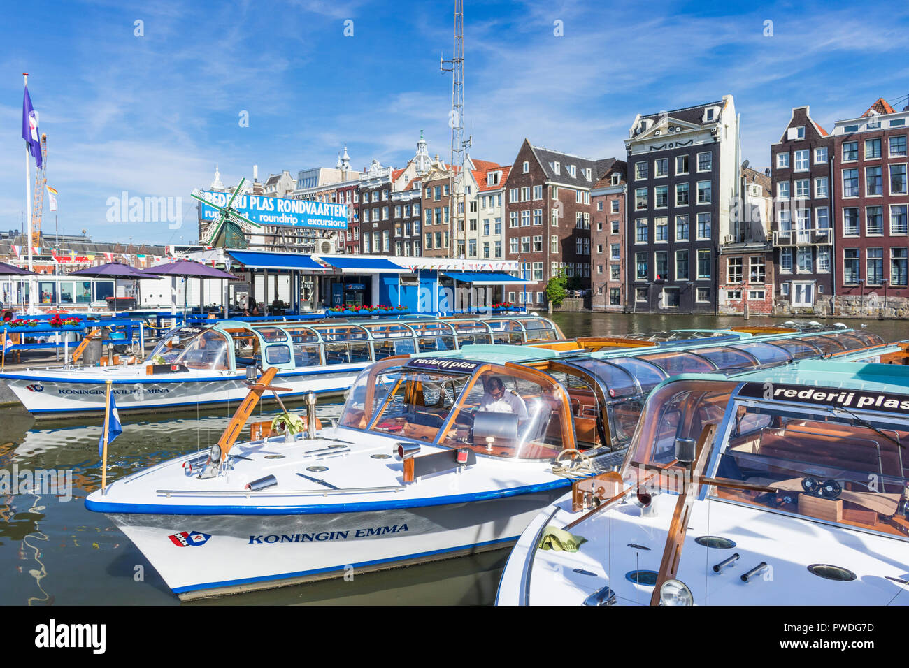 Case di Amsterdam su Damrak Una parzialmente riempito in canal con canal tour barche di architettura olandese dal canal Amsterdam Olanda Paesi Bassi EU Europe Foto Stock