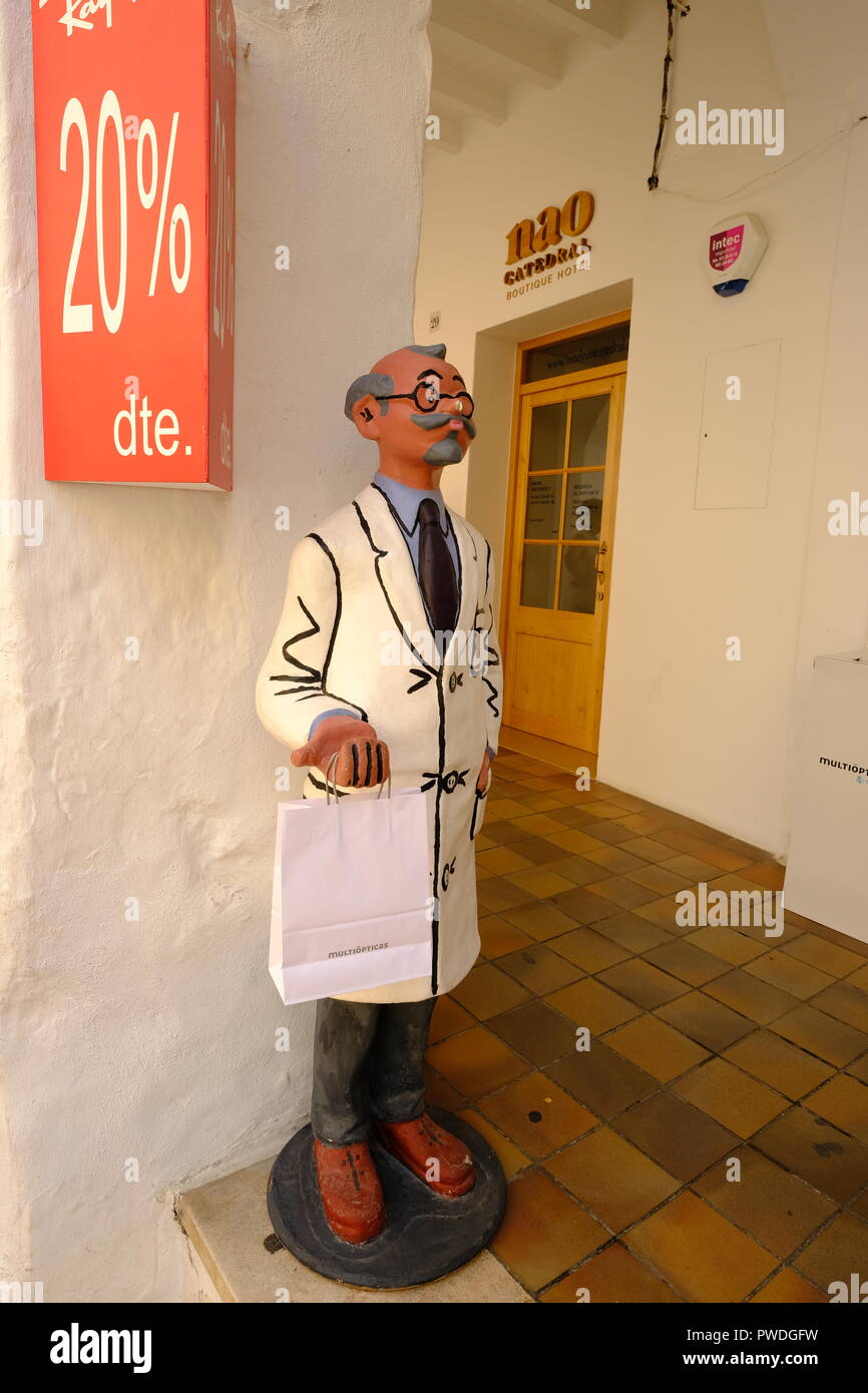 Carattere di un moustachioed colleghi pubblicità un ottici per le strade di Ciutadella menorca Spagna Foto Stock