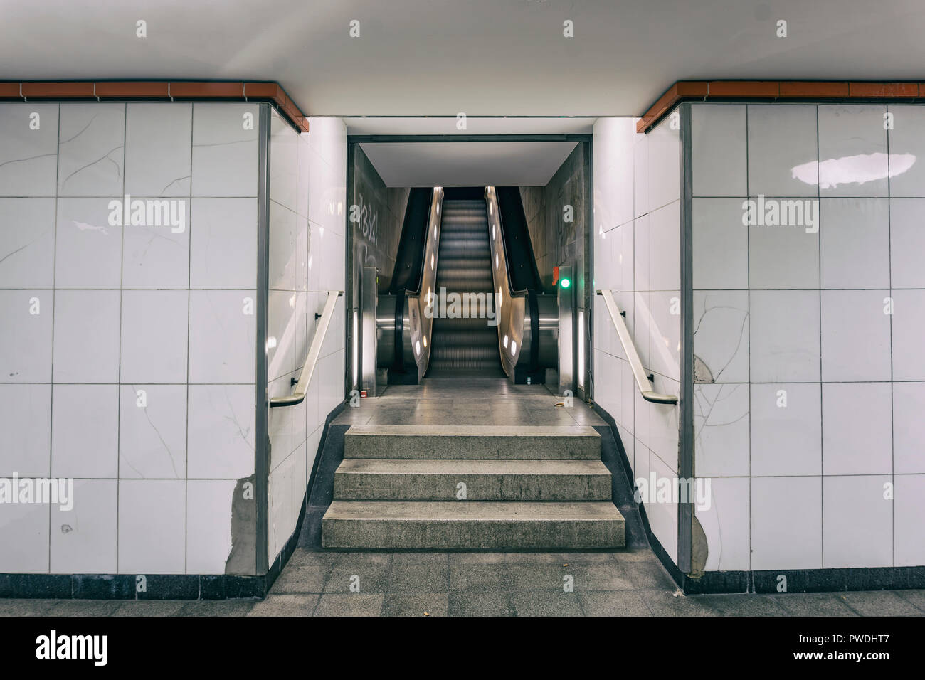 Berlino, Germania, 10 Ottobre 2018: Escalator in corrispondenza di una stazione della metropolitana Foto Stock