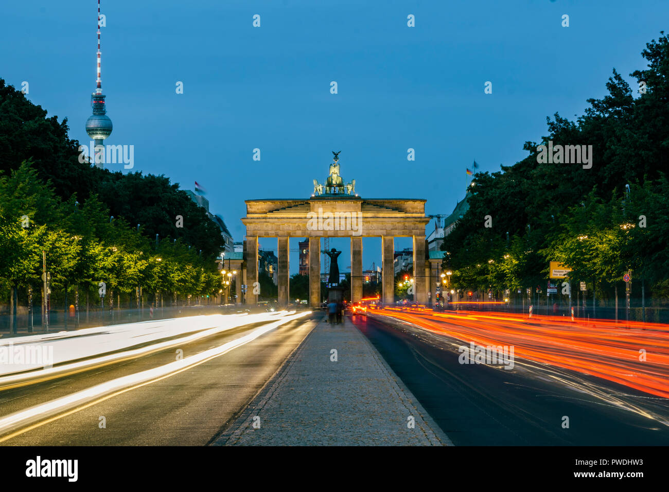 Berlino, Germania, 31 agosto 2018: il traffico su Strasse des 17. Juni con porta di Brandeburgo in background al crepuscolo Foto Stock