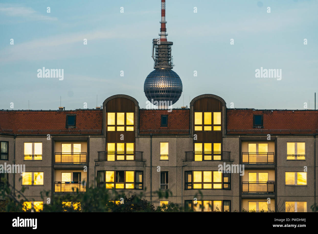 Berlino, Germania, Ottobre 08, 2018: Tv Tower dietro edificio con riflessi del tramonto in Windows Foto Stock