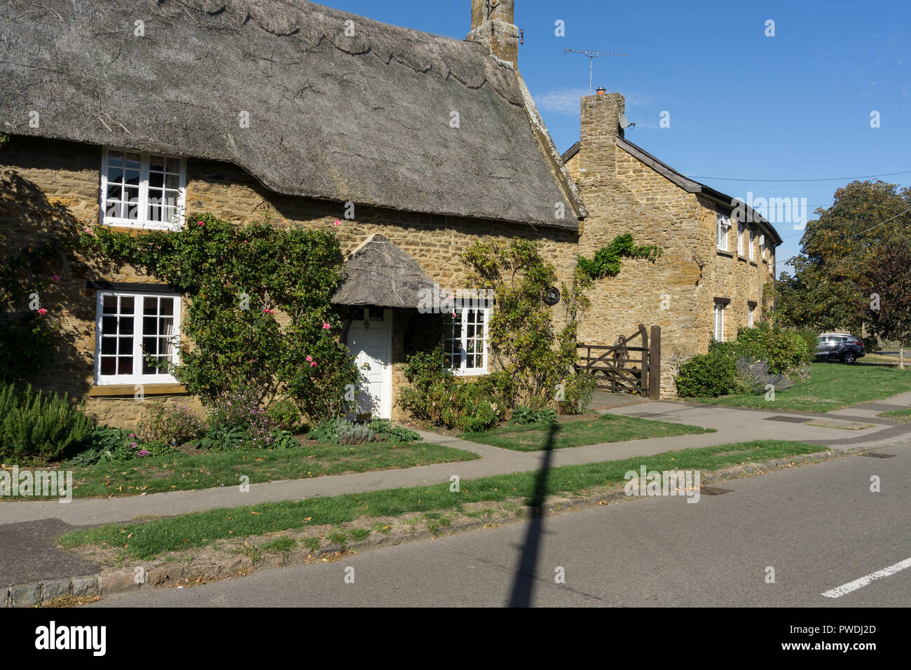 Tradizionale cottage con il tetto di paglia nel grazioso villaggio di Milton Malsor, Northamptonshire, Regno Unito Foto Stock