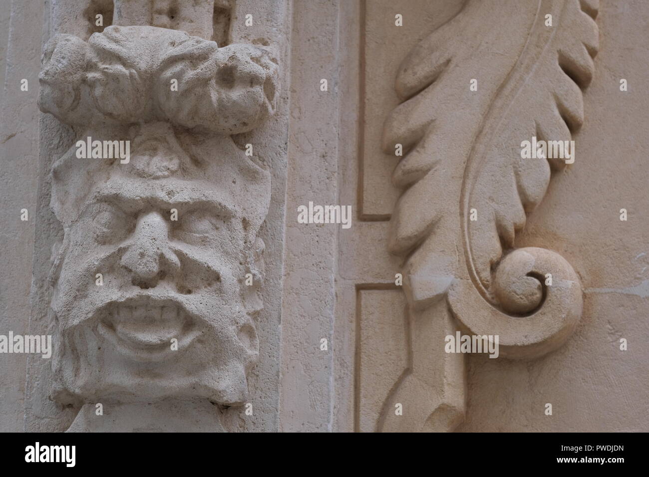 Faccia decorativa ed emblema incisioni su una parete della chiesa in Ciutadella menorca Spagna Foto Stock