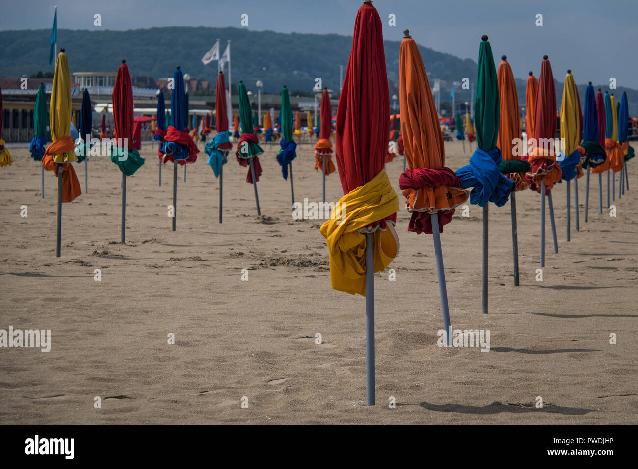 Ombrelloni colorati sulla spiaggia di Deauville, Francia Foto Stock