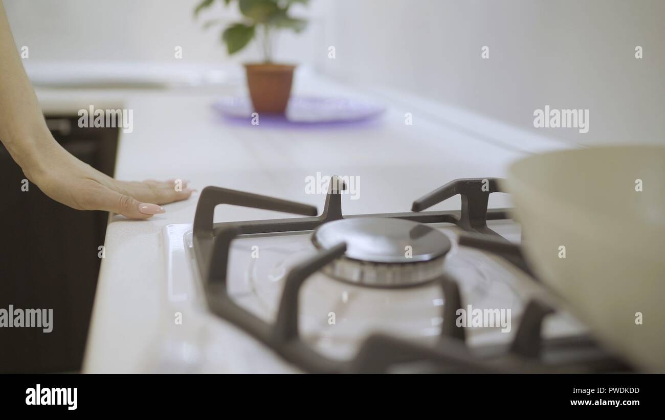 La ragazza spende la sua mano sul bancone della cucina. Foto Stock