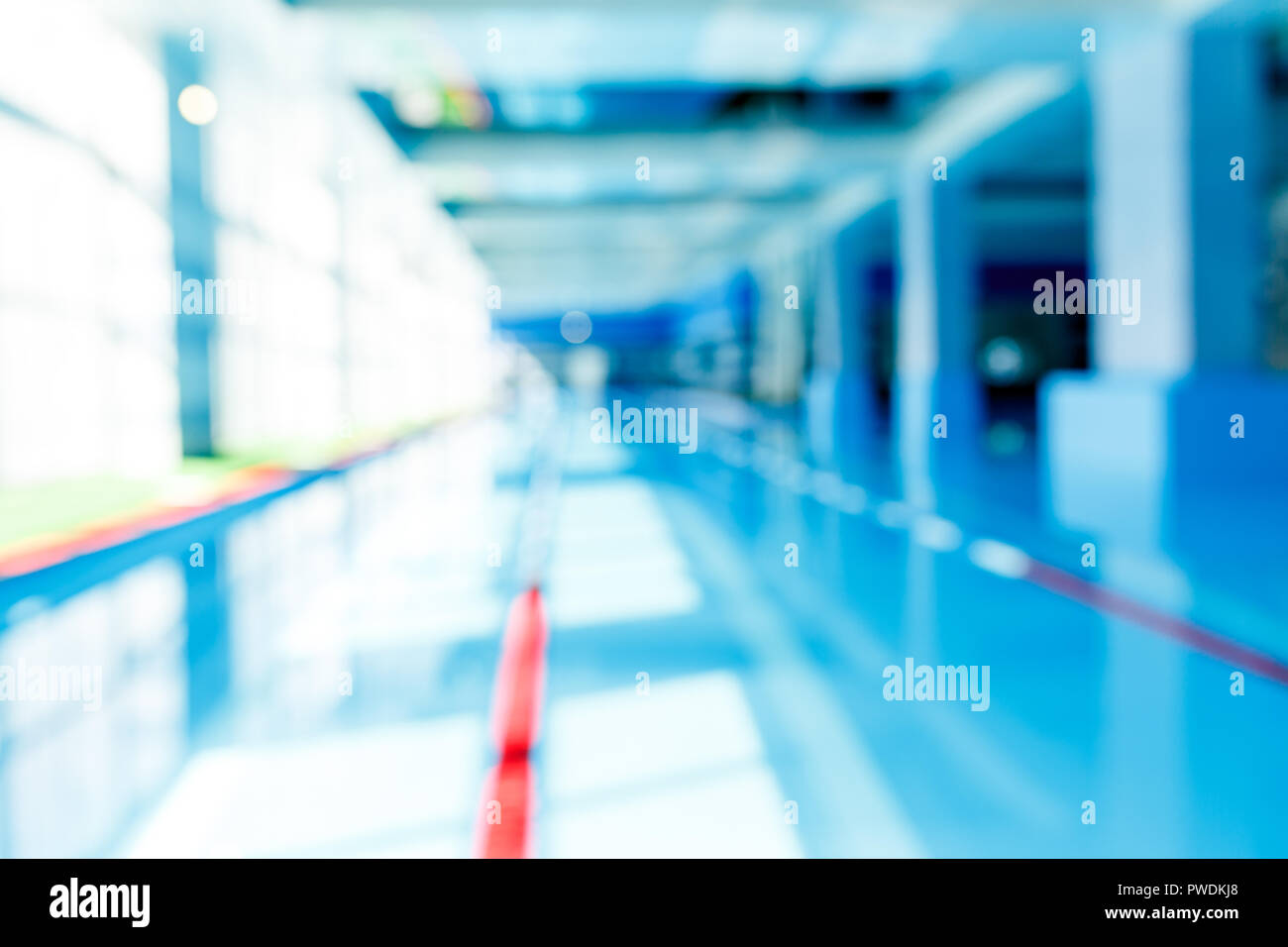 Sfocata foto della piscina con divisori di rosso Foto Stock