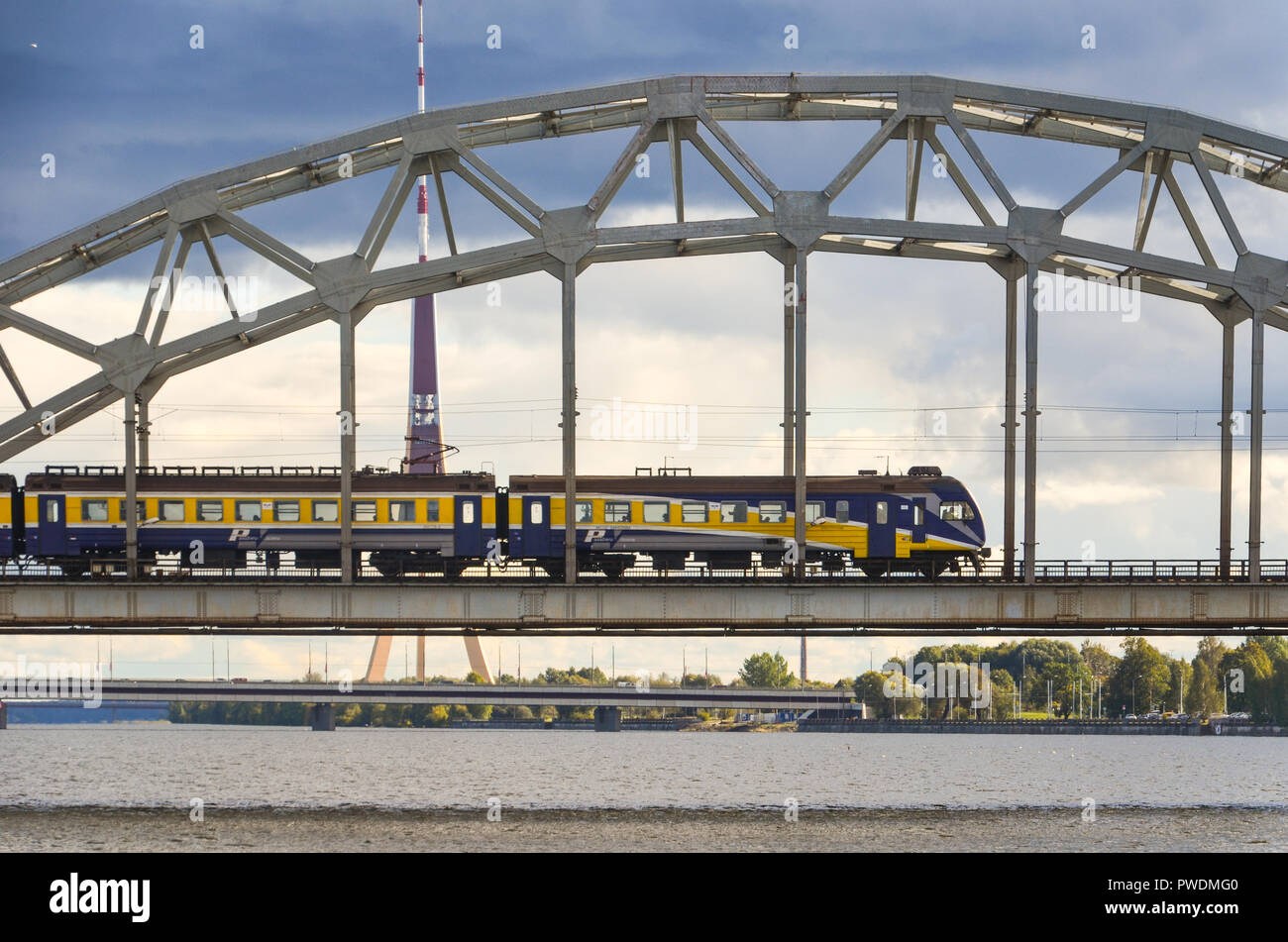 Ferrovie lettoni treno passando sopra il ponte della ferrovia, Riga, Lettonia, oltre il fiume Daugava Foto Stock