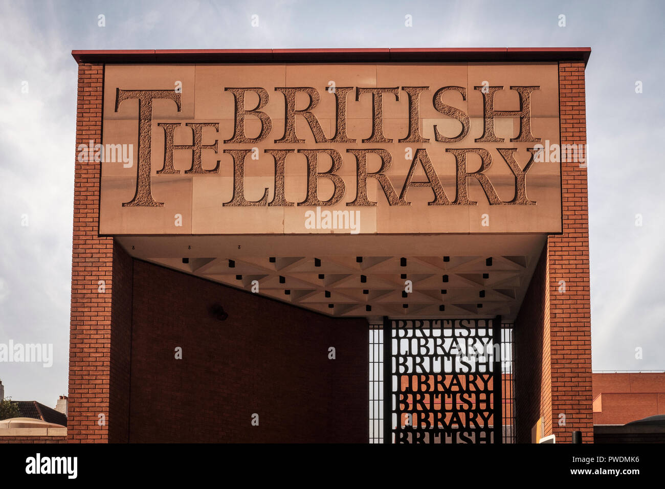 L'Inghilterra,Londra,il cancello alla British Library.La British Library è la biblioteca nazionale del Regno Unito e la più grande biblioteca nazionale a t Foto Stock