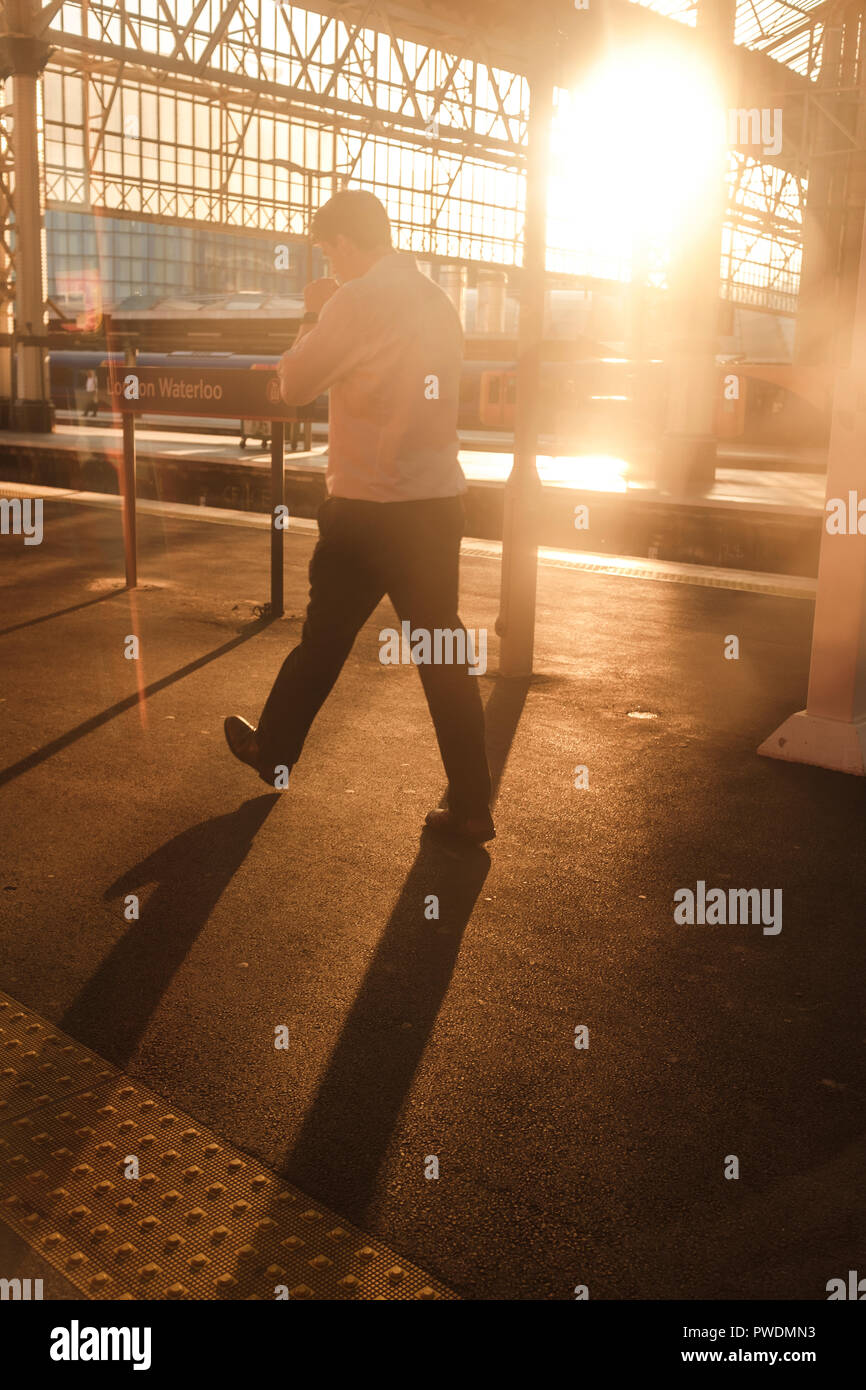 UK,London Waterloo Station- commuter sulla piattaforma Foto Stock