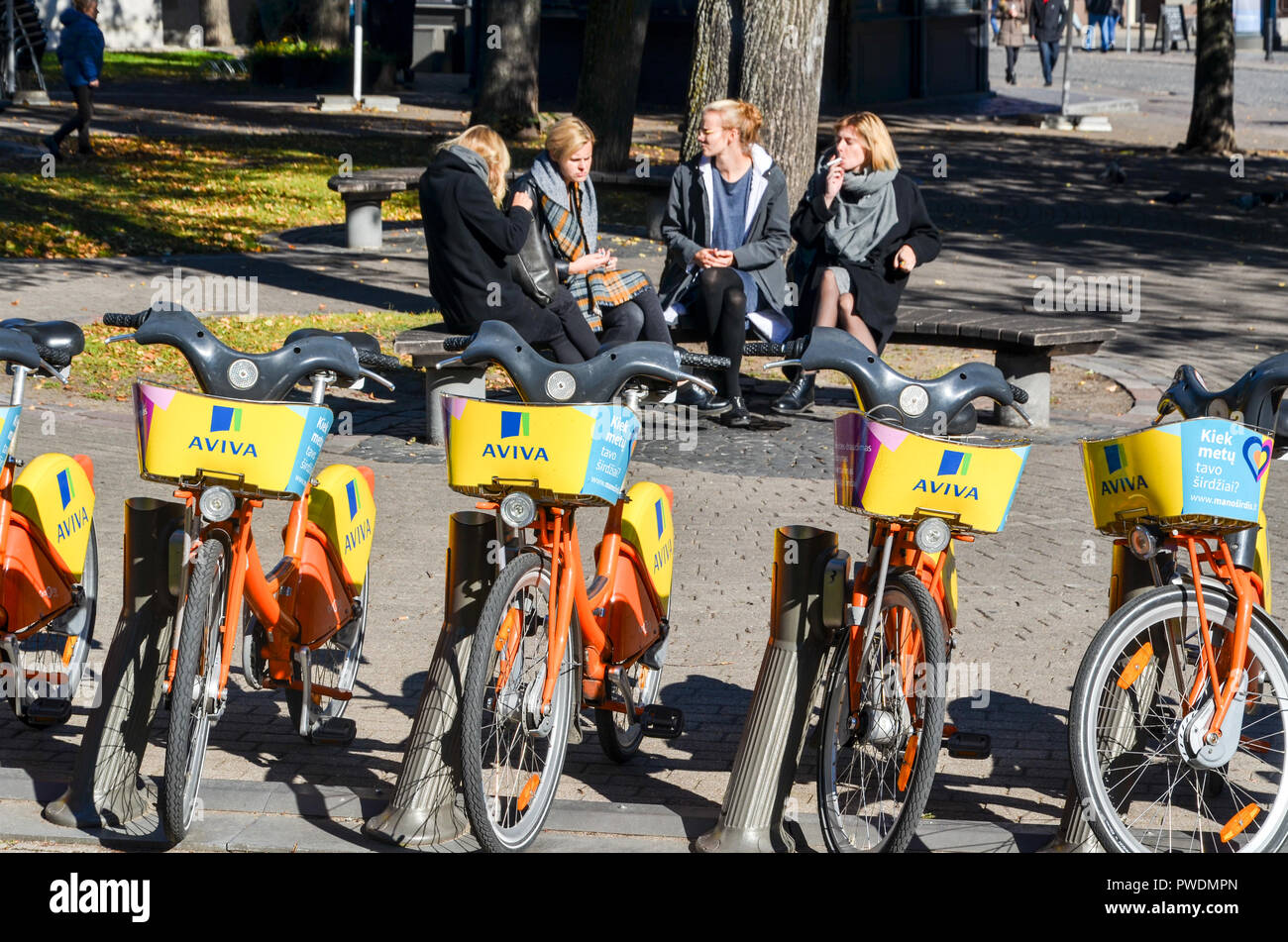 AVIVA bike sharing station, città noleggio biciclette a Vilnius, Lituania Foto Stock