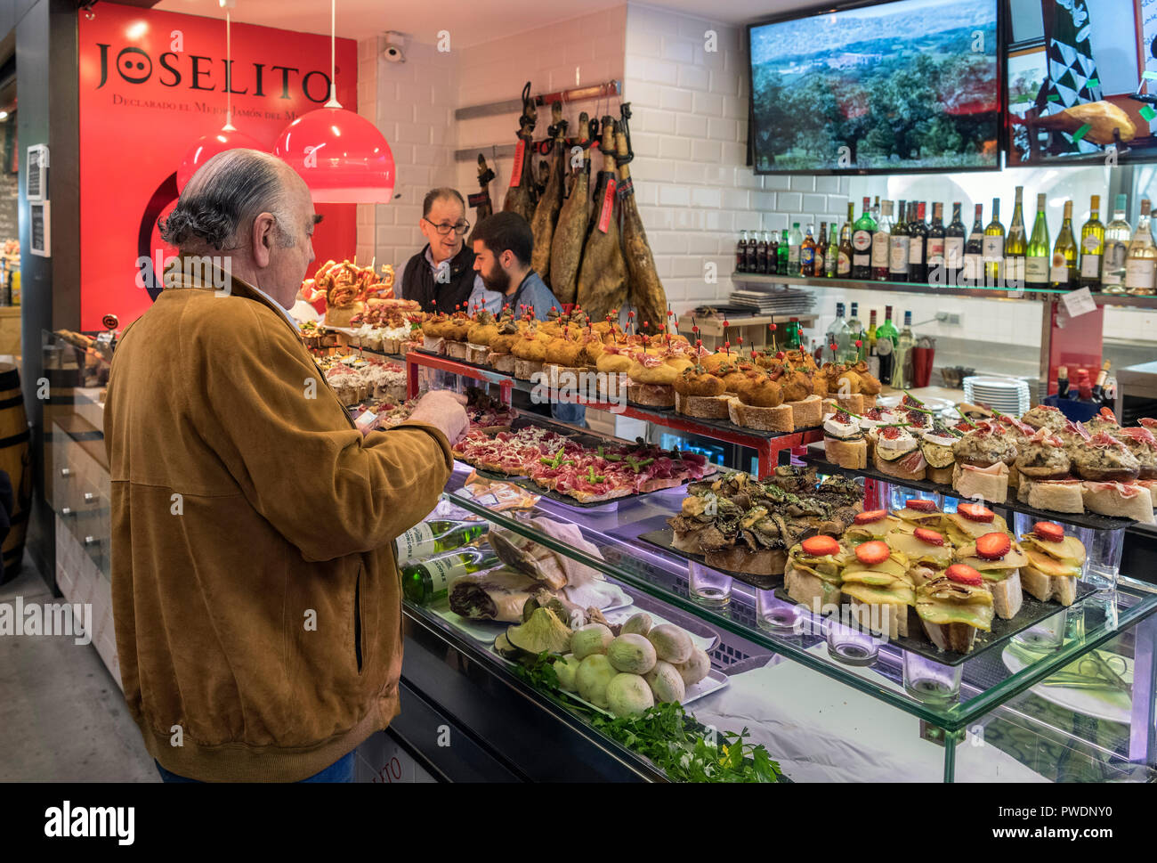 Uomo di mezza età in un contatore di alimentare nella Mercade de la Ribera, Casco Viejo, Bilbao, Paesi Baschi Foto Stock