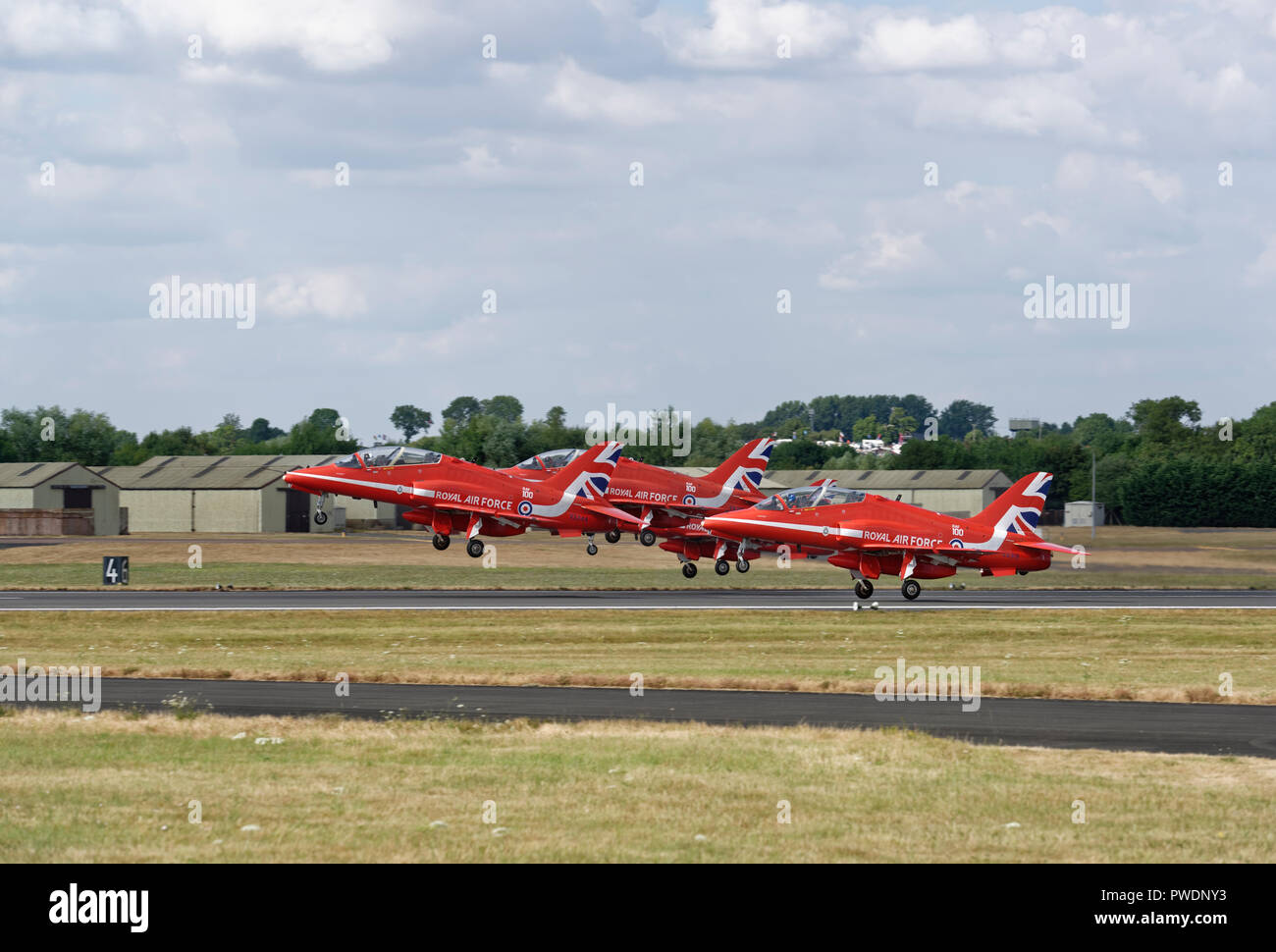 La British Royal Air Force frecce rosse Aerobatic Team Display nel loro jet Hawk formatori decollare per visualizzare al RIAT Foto Stock
