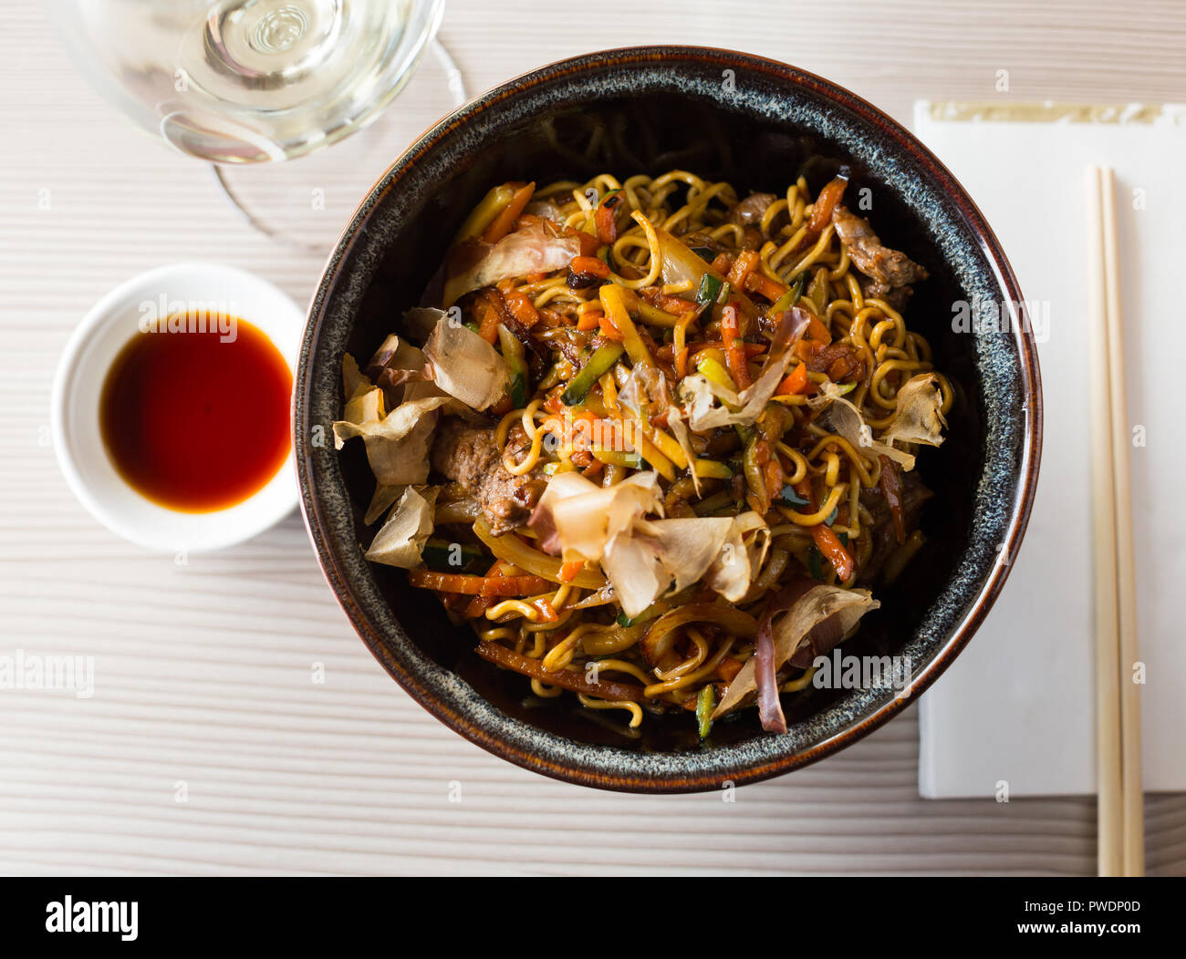 Ben servita stile japanise yakisoba pasto con carne di vitello e verdure Foto Stock