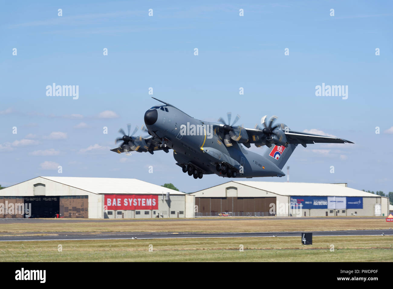 Airbus DIFESA e SPAZIO A400M Atlas airlifter tattico prende il largo per dimostrare al Royal International Air Tattoo. Foto Stock