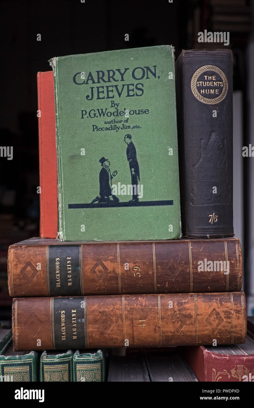 Un vintage copia del libro 'Carry On Jeeves" da P G Wodehouse in vendita nella finestra di una frantumazione bookshop, Edimburgo, Scozia. Foto Stock