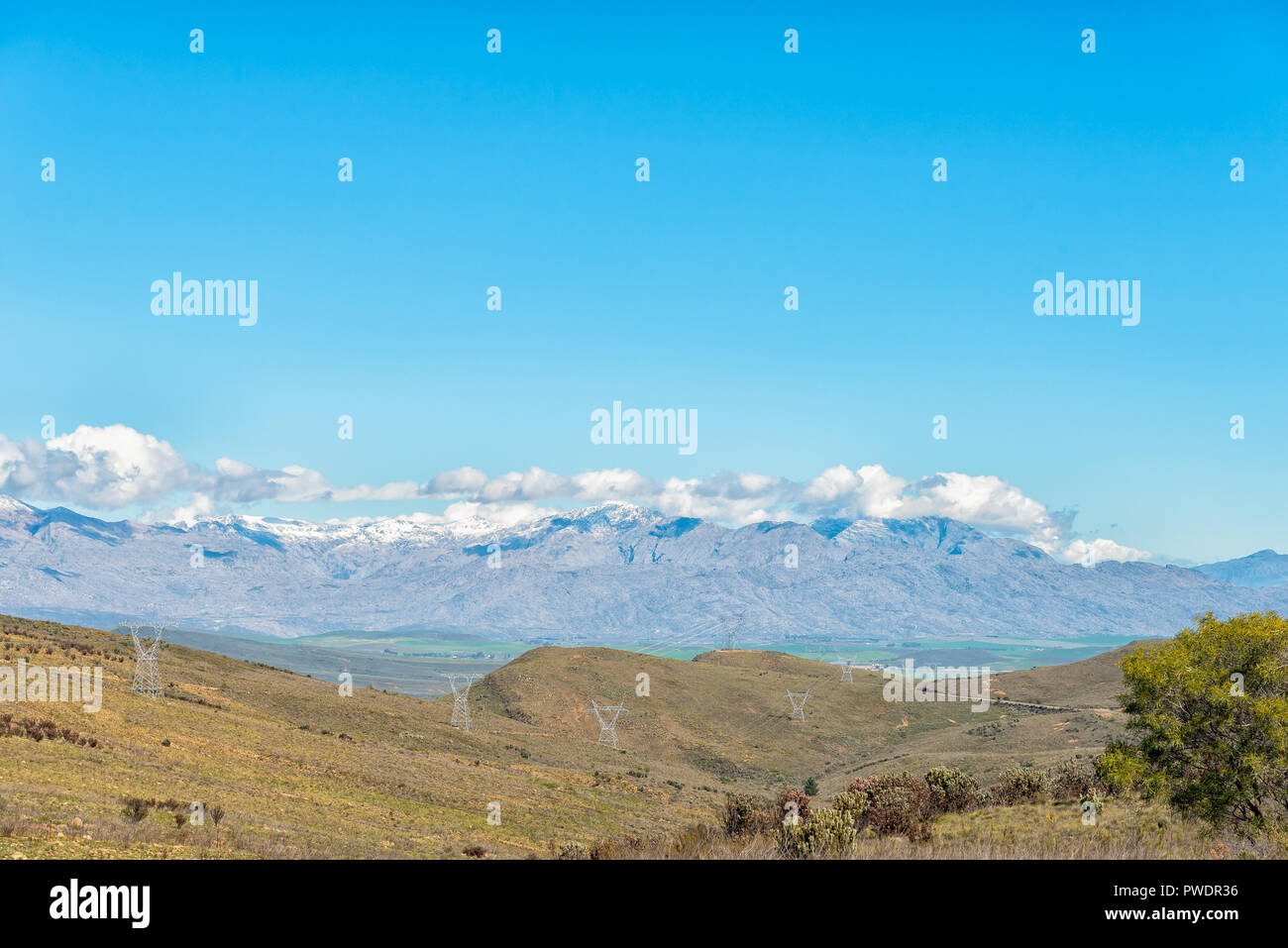 Il paesaggio sul Theronsberg Mountain Pass vicino a Ceres nella provincia del Capo occidentale. La neve è visibile sul fiume esagonale montagne Foto Stock