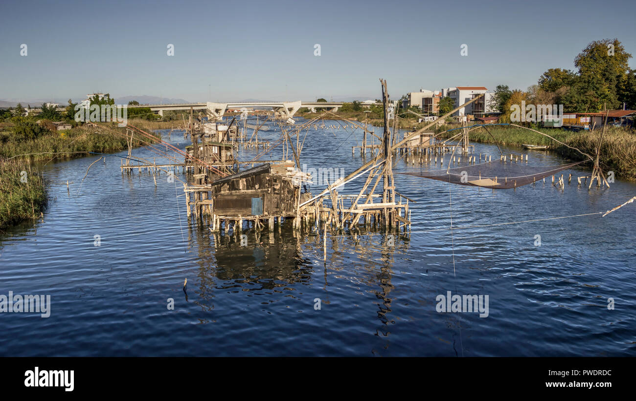 Ulcinj, Montenegro - vecchia pila di pesca le abitazioni in una delle lagune Adriatico porta denominata Milena Foto Stock