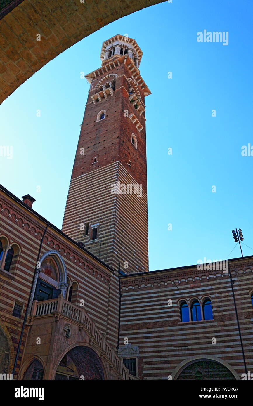 Torre dei Lamberti-Verona più alti torre medievale, costruito dalla famiglia Dei Lamberti nel 1172 e che offre vedute panoramiche.Italia settentrionale Foto Stock