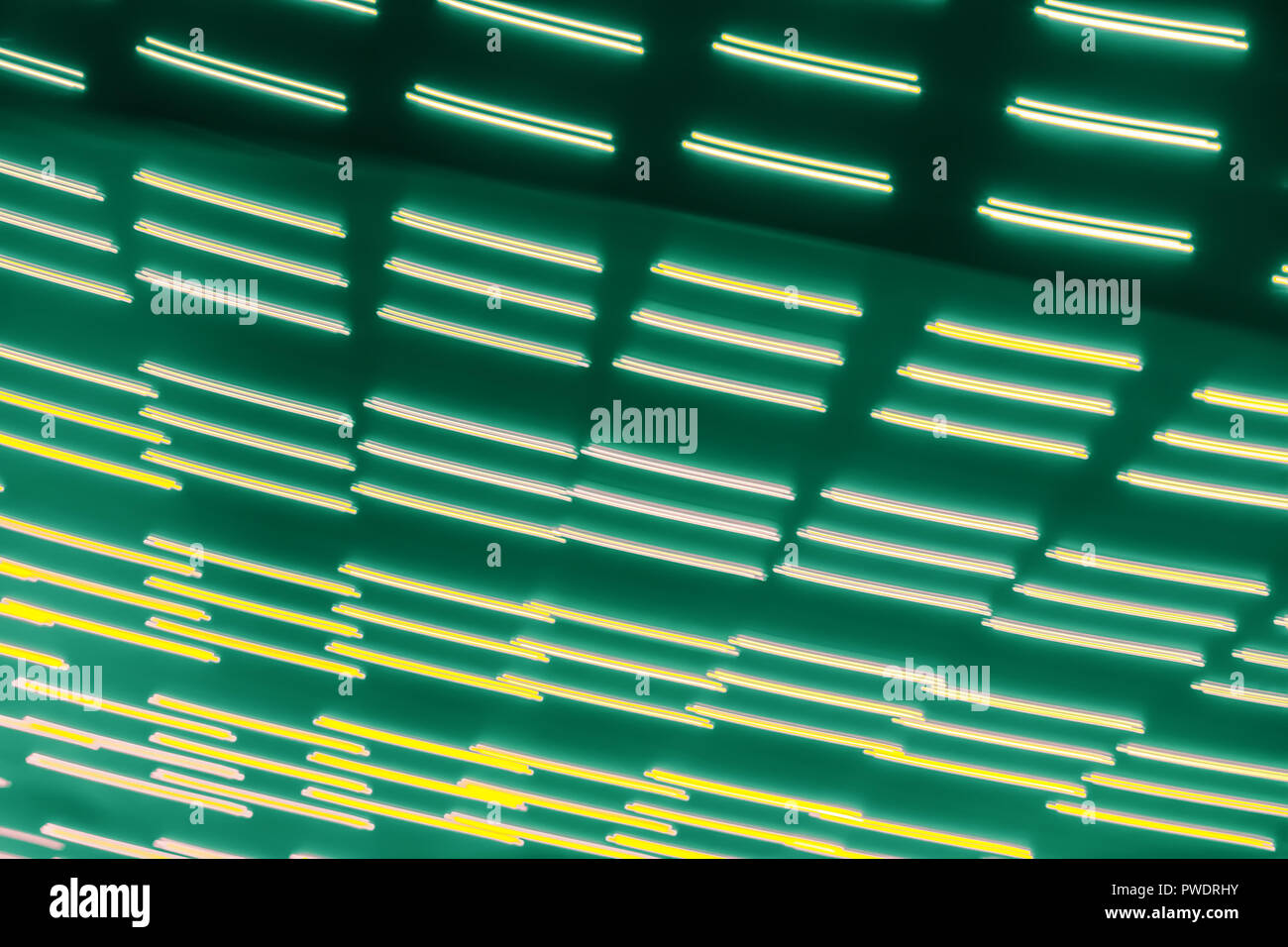 Luce astratta linee su sfondo verde scuro Foto Stock