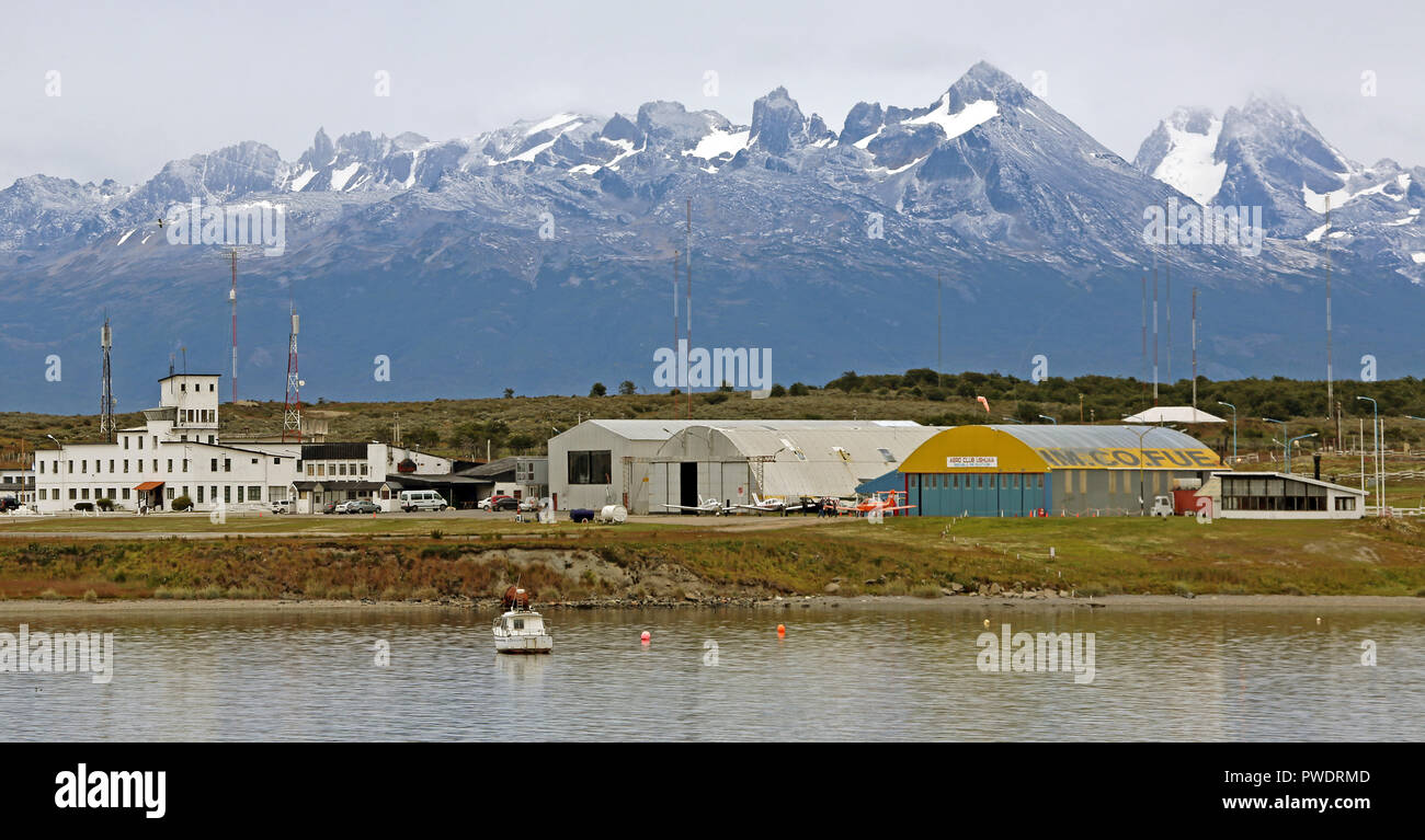 Vecchio aeroporto con Canale di Beagle in primo piano e le montagne della Patagonia in background Foto Stock