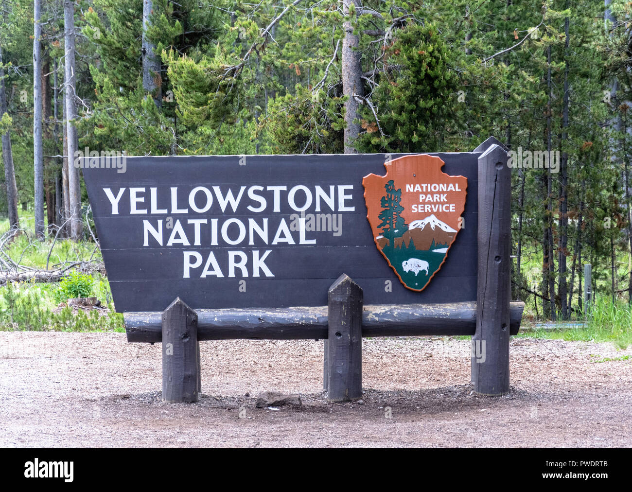 YELLOWSTONE, Montana, USA Giugno 20, 2018: Segno del Parco Nazionale di Yellowstone sulla struttura in legno all'entrata ovest del parco Foto Stock