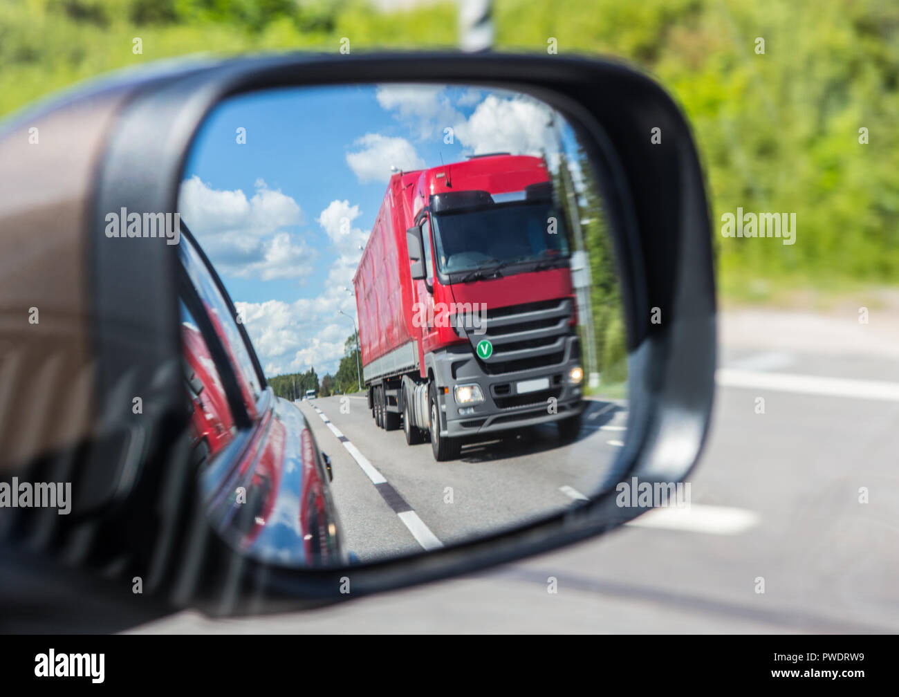 Red carrello riflesso in uno specchio auto Foto Stock