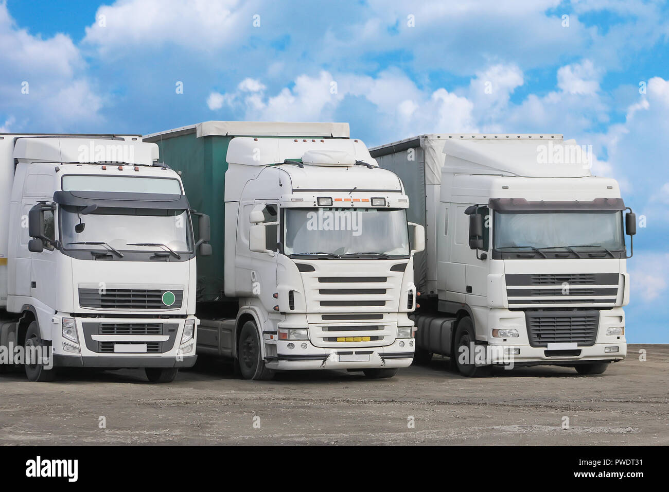 Carrelli in parcheggio sul cielo molto nuvoloso Foto Stock