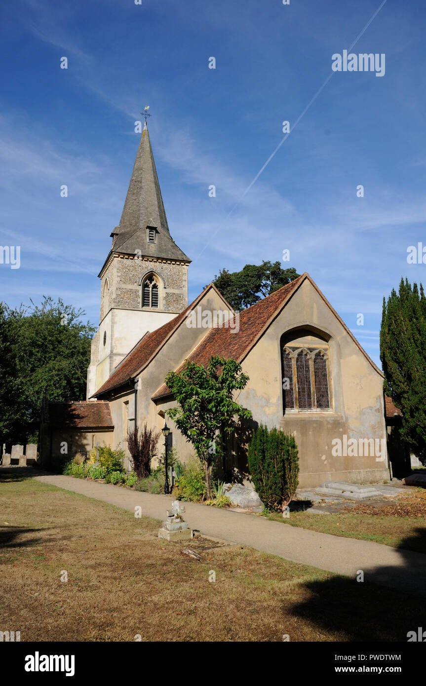 Chiesa di tutti i santi, Datchworth, Hertfordshire. La torre e la guglia può essere visto per miglia intorno a. La chiesa ha porzioni di Norman Foto Stock