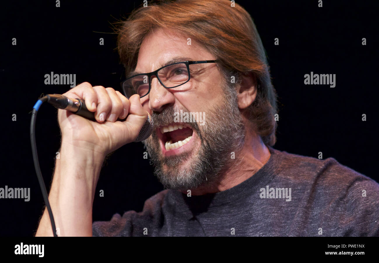 Lione, Francia. 15 ottobre, 2018. Attore Javier Bardam canta testi dal AC/DC canzone 'Hells Bells " per illustrare un punto durante una agente master class di questa edizione del Festival Lumiere di Lione, in Francia. Credito: James Colburn/ZUMA filo/Alamy Live News Foto Stock