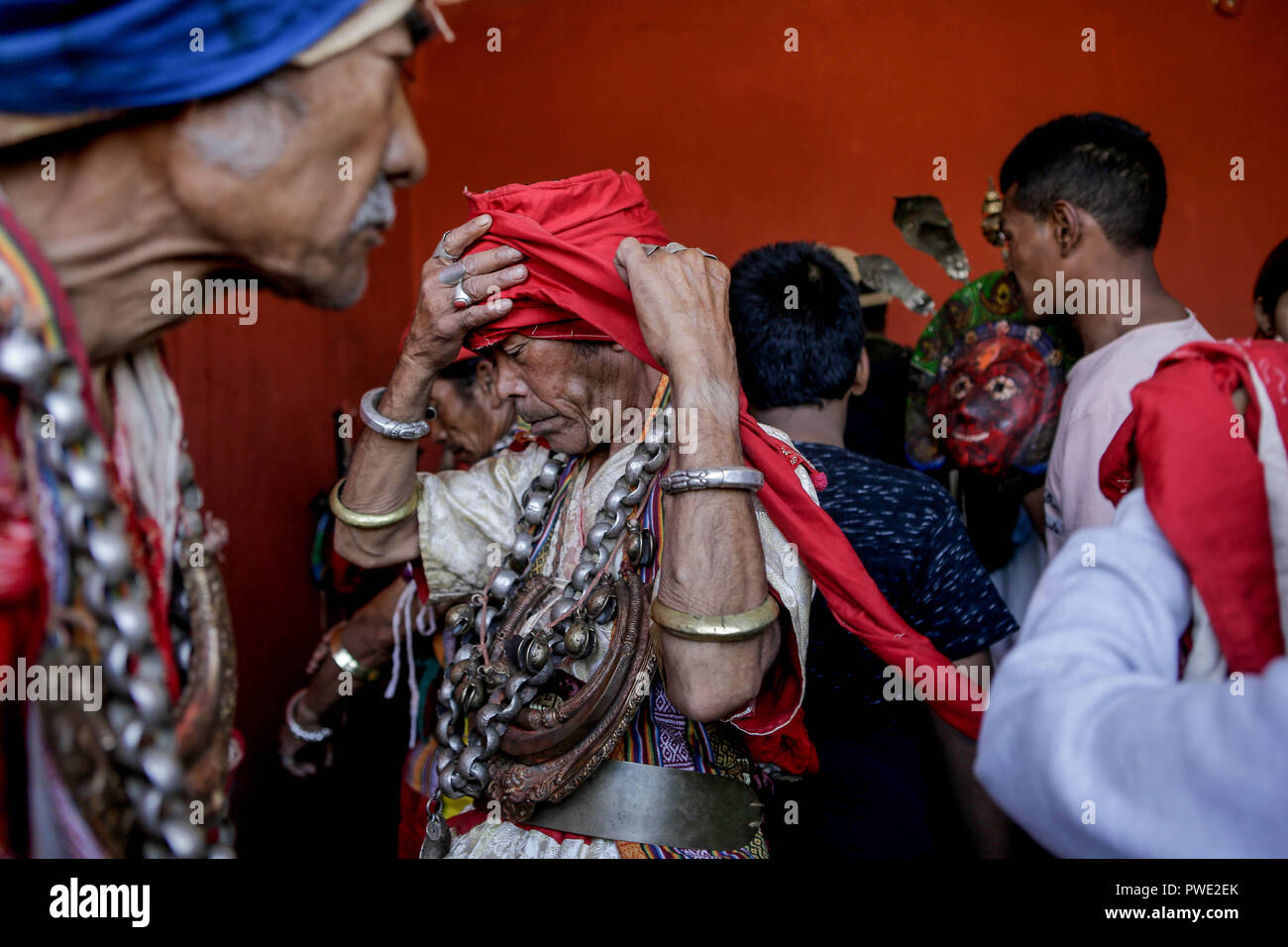 Un devoto Nepalese si prepara per la maschera religiosa delle prestazioni durante il festival Shikali. Shikali festival è di 300 anni festival celebrato da etnici Newari comunità da Khokana village durante il festival devoti indossare le maschere di varie divinità, eseguirà danze e sacrificio di animali nella speranza di ottenere la benedizione della divinità. Le persone a formare il villaggio celebrare Shikali festival come alternativa di Dashain festival, che celebra la vittoria di Dio sul male. Foto Stock