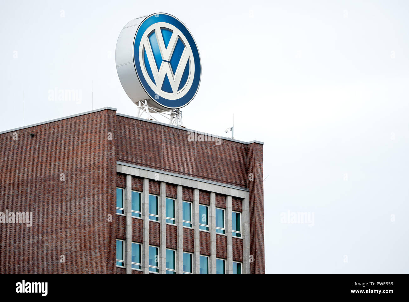 Wolfsburg, Bassa Sassonia. Xxi Sep, 2018. 21 settembre 2018, Germania, Wolfsburg: il logo Volkswagen sulla sede dell'azienda. Credito: Hauke-Christian Dittrich/dpa/Alamy Live News Foto Stock