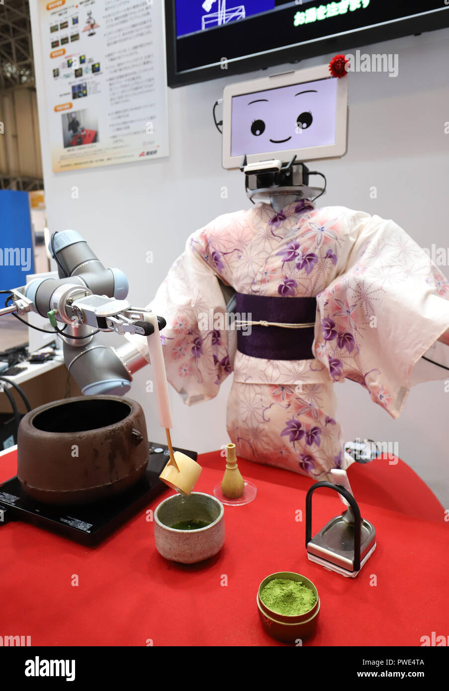 Chiba, Giappone. 15 ottobre, 2018. In Giappone il Chukyo University e l'AIST dimostra un doppio braccio robot per la cerimonia del tè giapponese a premere anteprima del CEATEC electronics trade show di Chiba il lunedì 15 ottobre, 2018. 725 Giapponese e le società straniere e organizzazione esporranno i loro la tecnologia più recente e alcuni 160.000 persone si aspettano di visitare la mostra. Credito: Yoshio Tsunoda/AFLO/Alamy Live News Foto Stock